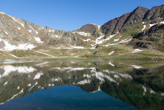 Les parcours de vélo de montagne dans les cols des Pyrénées, offrant des défis pour les cyclistes